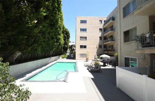 7309 Franklin Ave Unit 105, Los Angeles, CA 90046 - community pool with a patio