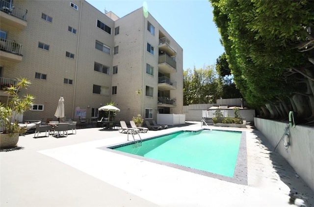 7309 Franklin Ave Unit 105, Los Angeles, CA 90046 - community pool featuring a patio area