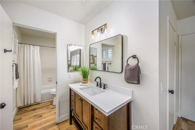 1456 Fernwood Dr, Redlands, CA 92374 - bathroom with wood finished floors, vanity, shower / bath combo, and toilet