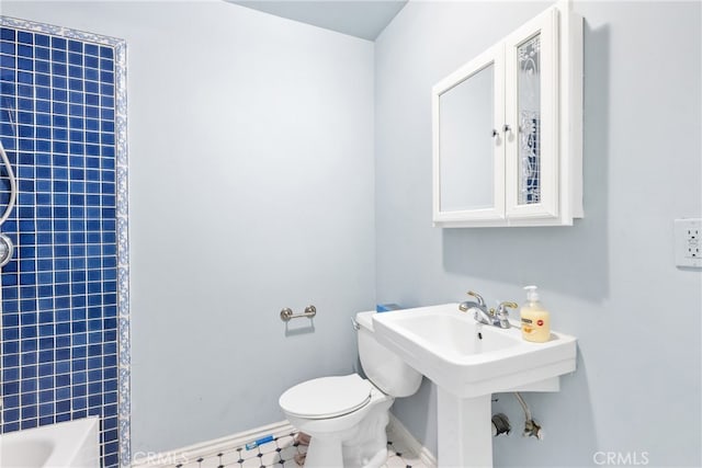9232 S 7th Ave, Inglewood, CA 90305 - full bath featuring toilet and baseboards