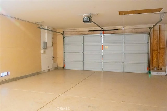 980 Creston Way, Beaumont, CA 92223 - garage with a garage door opener
