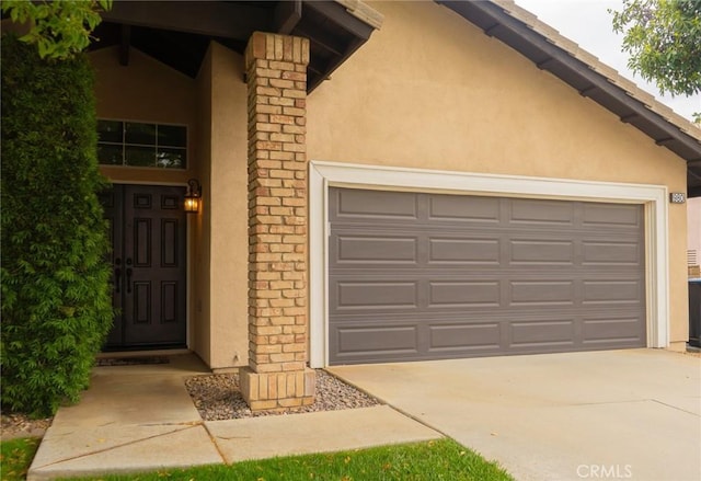 980 Creston Way, Beaumont, CA 92223 - view of front facade with stucco siding, driveway, and an attached garage