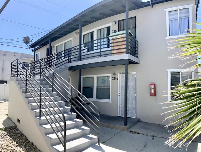 386771 Menlo Ave, San Diego, CA 92105 - view of exterior entry featuring stucco siding and a balcony
