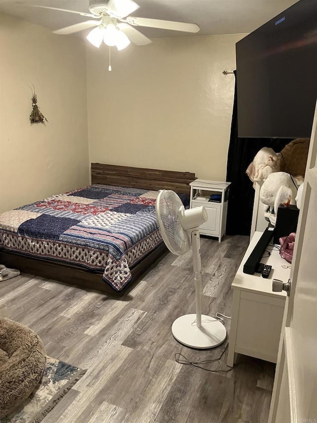 386771 Menlo Ave, San Diego, CA 92105 - bedroom with wood finished floors and a ceiling fan