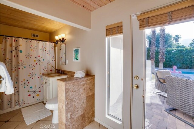 576 E Desert Holly Cir, Palm Springs, CA 92262 - full bathroom featuring toilet, wooden ceiling, vanity, and a shower with shower curtain