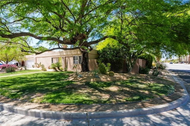 576 E Desert Holly Cir, Palm Springs, CA 92262 - view of front facade with a front yard