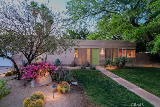 576 E Desert Holly Cir, Palm Springs, CA 92262 - view of front facade featuring a front lawn