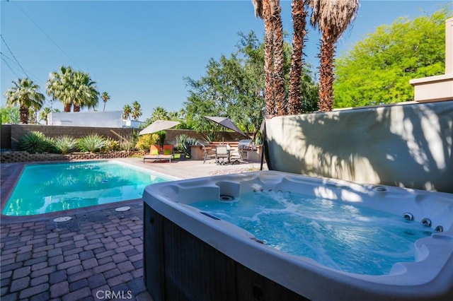 576 E Desert Holly Cir, Palm Springs, CA 92262 - view of pool featuring a hot tub, a patio area, and a fenced backyard