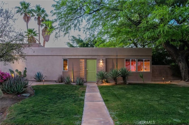 576 E Desert Holly Cir, Palm Springs, CA 92262 - view of front of home with a front yard and stucco siding
