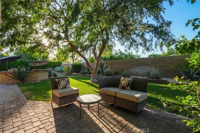 576 E Desert Holly Cir, Palm Springs, CA 92262 - view of patio