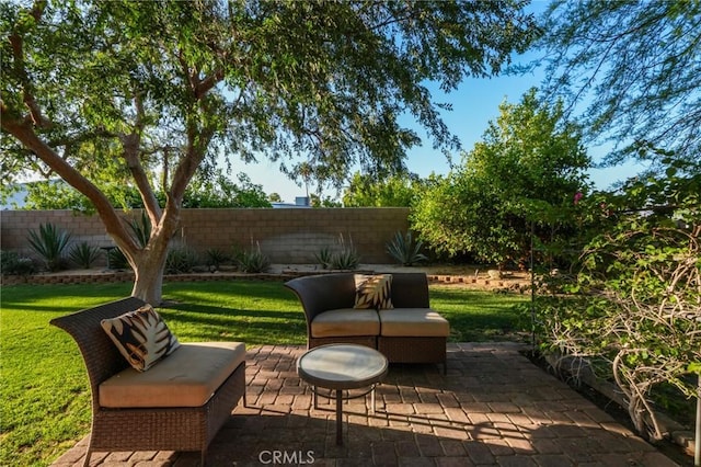 576 E Desert Holly Cir, Palm Springs, CA 92262 - view of patio