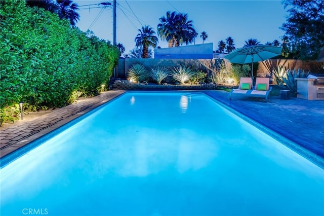 576 E Desert Holly Cir, Palm Springs, CA 92262 - view of swimming pool featuring a fenced backyard and a patio