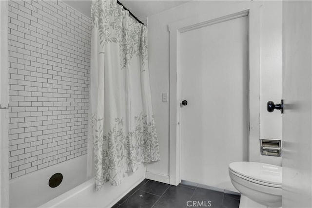 3875 Everest Ave, Riverside, CA 92503 - full bath featuring tile patterned floors, toilet, and curtained shower