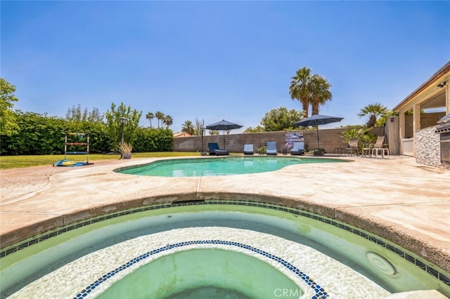 43300 Warner Trl, Palm Desert, CA 92211 - view of pool with an in-ground hot tub and a patio