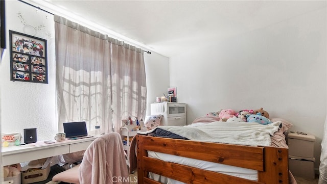 413 E 81st St, Los Angeles, CA 90003 - bedroom with a desk