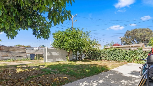 413 E 81st St, Los Angeles, CA 90003 - view of yard