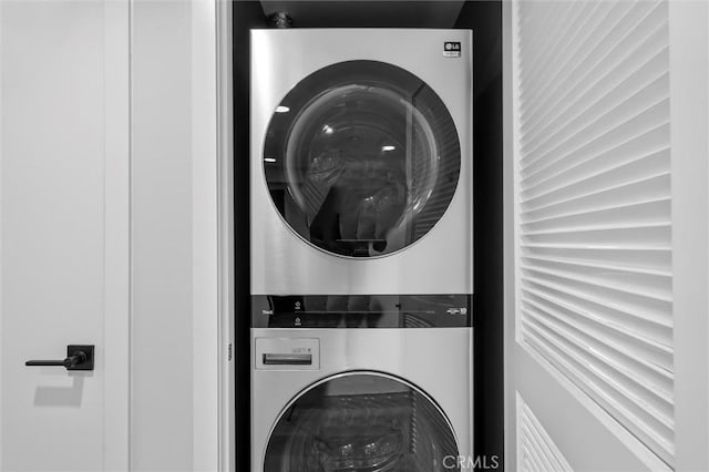 400 W Ocean Blvd Unit 605, Long Beach, CA 90802 - laundry room with stacked washer and clothes dryer
