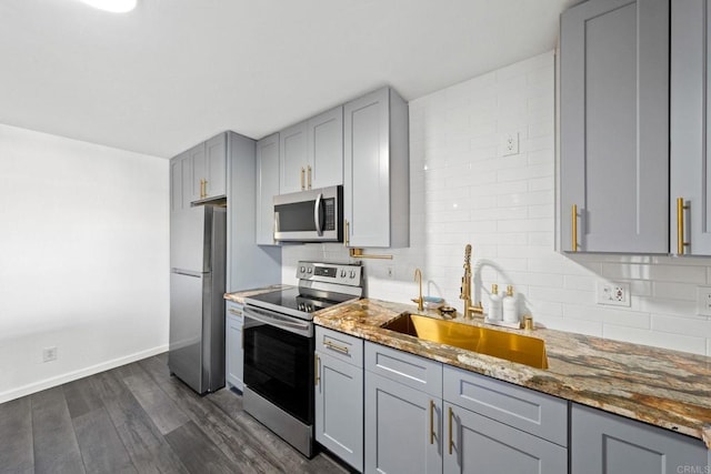2548 Katherine Ct, El Cajon, CA 92020 - kitchen featuring stainless steel appliances, a sink, and gray cabinetry