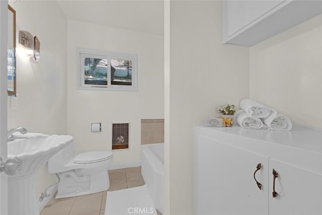 8402 Mcgroarty St, Sunland, CA 91040 - bathroom featuring tile patterned floors, toilet, and a garden tub