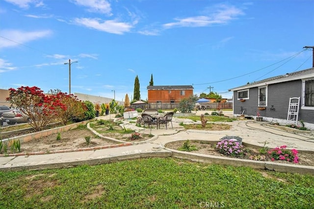 2368 E 107th St, Los Angeles, CA 90002 - view of yard with a patio
