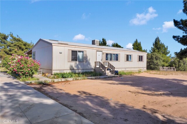 5635 Honeyhill Rd Unit A & B, Oak Hills, CA 92344 - manufactured / mobile home featuring entry steps