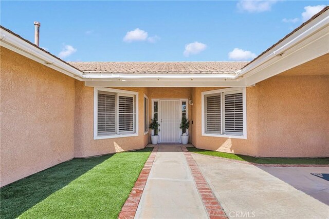 13950 High Falls Trl, Apple Valley, CA 92307 - entrance to property with stucco siding and a yard
