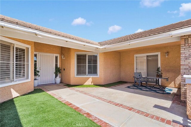 13950 High Falls Trl, Apple Valley, CA 92307 - entrance to property with a patio area and stucco siding