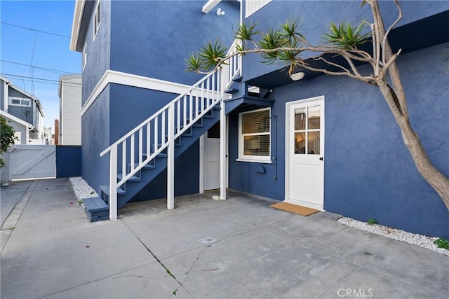 502 36th St, Newport Beach, CA 92663 - entrance to property featuring stucco siding, a patio, and a gate