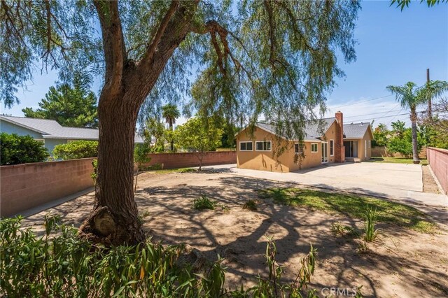 404 N Pear Knl, Anaheim, CA 92805 - fenced backyard with a patio area