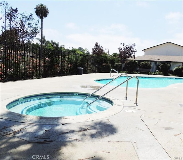 4137 Tiberon Dr, Oceanside, CA 92056 - community pool with a community hot tub and a patio area