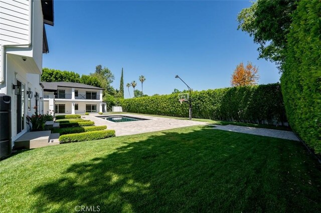 20701 Dumont St, Woodland Hills, CA 91364 - view of green lawn
