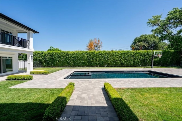 20701 Dumont St, Woodland Hills, CA 91364 - view of swimming pool featuring a yard, a patio, and an in-ground hot tub