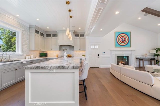 20701 Dumont St, Woodland Hills, CA 91364 - kitchen featuring a sink, open floor plan, a kitchen breakfast bar, tasteful backsplash, and vaulted ceiling