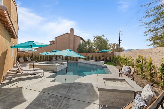 84020 Colibri Ct, Indio, CA 92203 - view of swimming pool featuring a patio, a fenced backyard, and a pool with connected hot tub