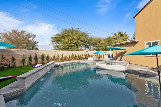 84020 Colibri Ct, Indio, CA 92203 - view of swimming pool featuring a fenced backyard, a patio, and an in-ground hot tub