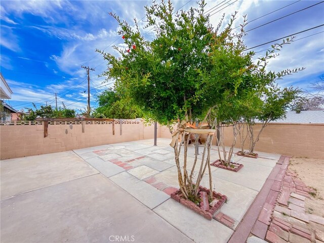 45431 Sancroft Ave, Lancaster, CA 93535 - fenced backyard featuring a patio