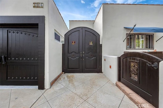 306 Avenida Monterey, San Clemente, CA 92672 - doorway to property featuring stucco siding and a gate