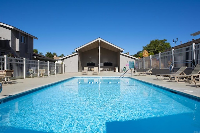3625 Vista Oceana Unit 18, Oceanside, CA 92057 - community pool with a patio area