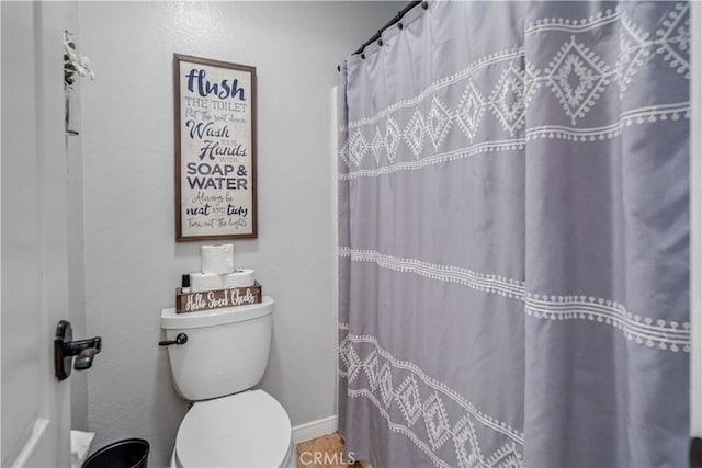 42311 Camden Way, Lancaster, CA 93536 - bathroom with toilet, baseboards, and a shower with curtain