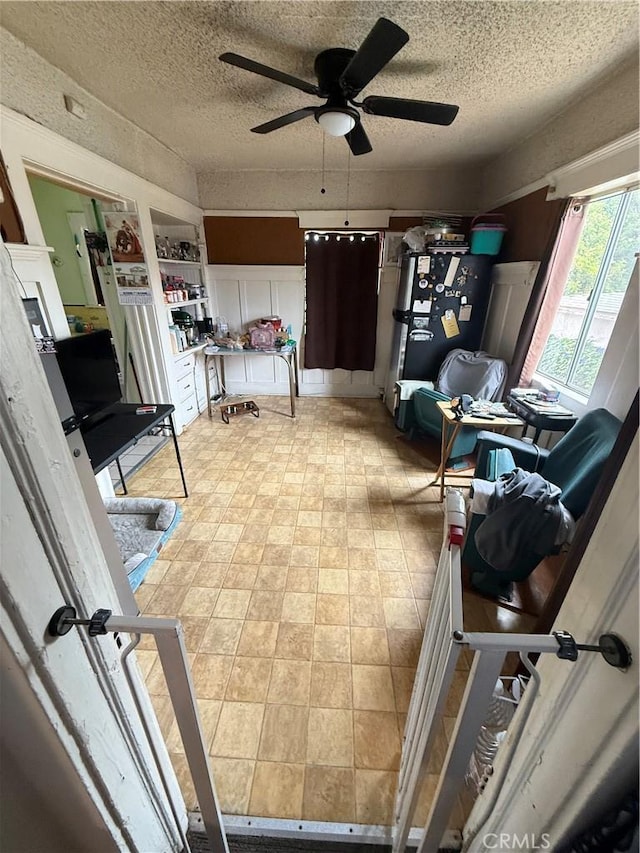 415417 Euclid Ave, Los Angeles, CA 90063 - living area with a ceiling fan and a textured ceiling