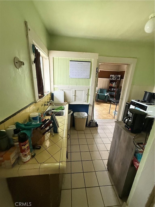 415417 Euclid Ave, Los Angeles, CA 90063 - living area featuring light tile patterned floors