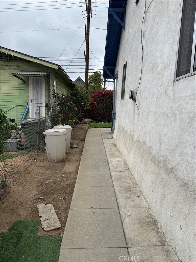 415417 Euclid Ave, Los Angeles, CA 90063 - view of side of home with stucco siding