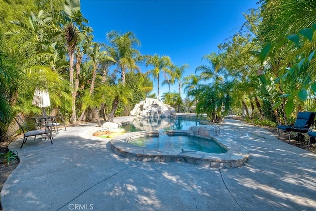 35450 Calle Nopal, Temecula, CA 92592 - view of swimming pool featuring a pool with connected hot tub and a patio area