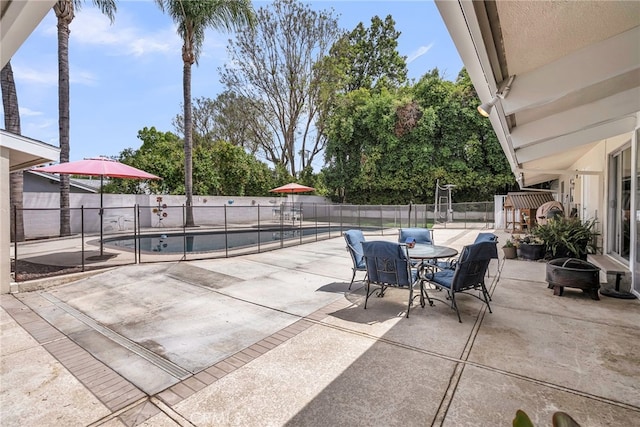 2201 Archdale St, Riverside, CA 92506 - fenced backyard with a patio area and outdoor dining area