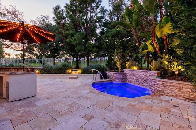 30801 Via Conquista, San Juan Capistrano, CA 92675 - pool at dusk with a patio area, an in-ground hot tub, and a sink