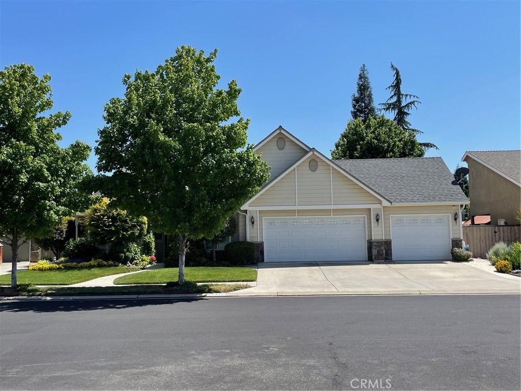 370 Trenton Ave, Clovis, CA 93619 - view of front of property featuring an attached garage, driveway, and roof with shingles