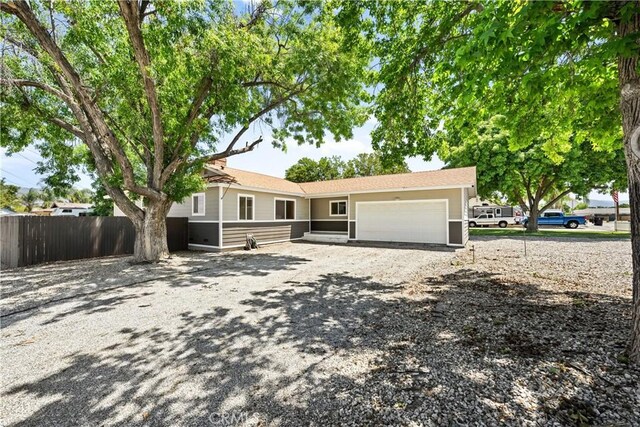 4620 E Charlton Ave, Hemet, CA 92544 - ranch-style home with an attached garage and gravel driveway