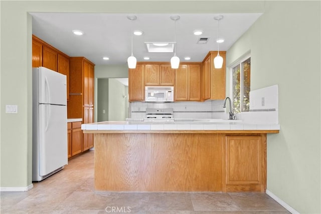 917 Saint Ann, Paso Robles, CA 93446 - kitchen featuring white appliances, a peninsula, baseboards, and a sink