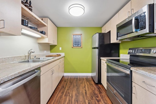 425 W Beech St Unit 1251, San Diego, CA 92101 - kitchen featuring stainless steel appliances, a sink, light countertops, dark wood-style flooring, and baseboards