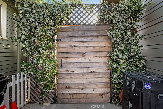 3031 4th Ave, Los Angeles, CA 90018 - view of wooden deck